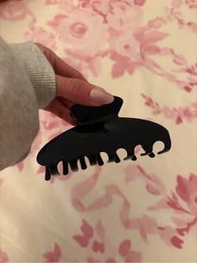 Black ALO claw clip #hairclips #accessories
